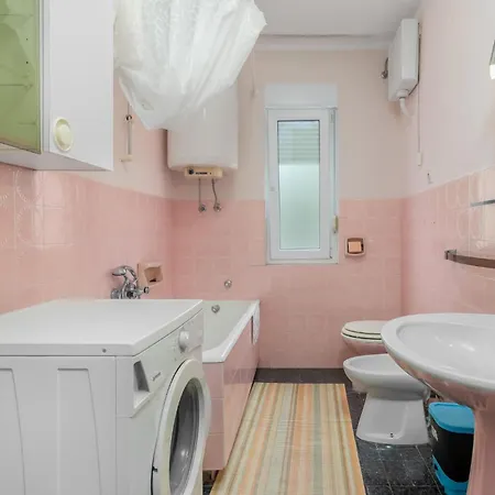 Beautiful Apartment In Crikvenica With Wifi *